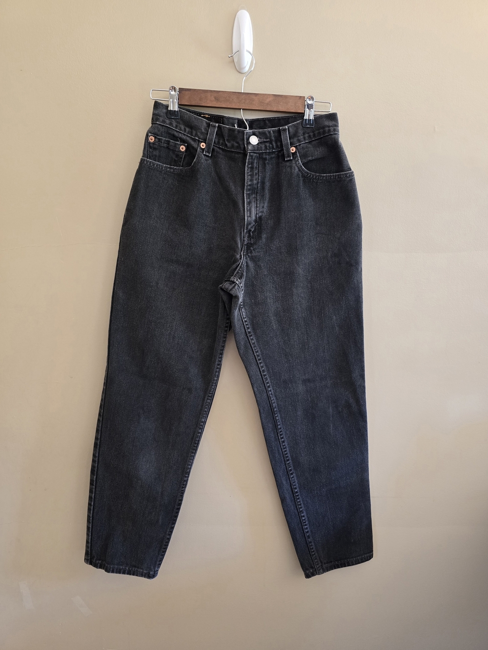 Vintage Women's Tapered leg/Relax fit 550 levi's black jeans